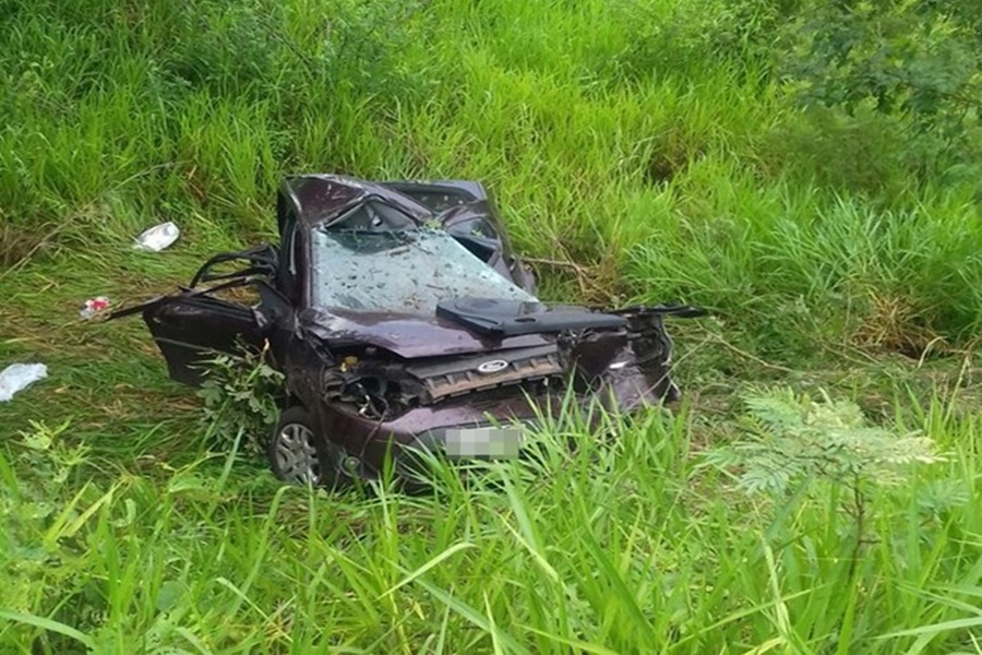 Imagem: carro fica destruído após capotar em redovia
