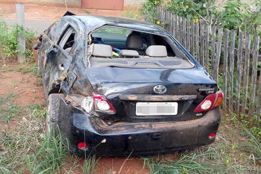 Imagem: carro ficou totalmente destruído em fuga de bandidos