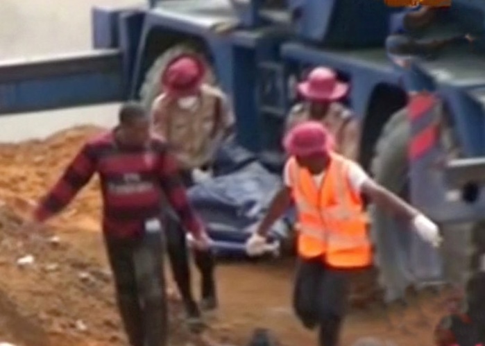 Imagem: pesspoas carregando  corpos após o desabamento