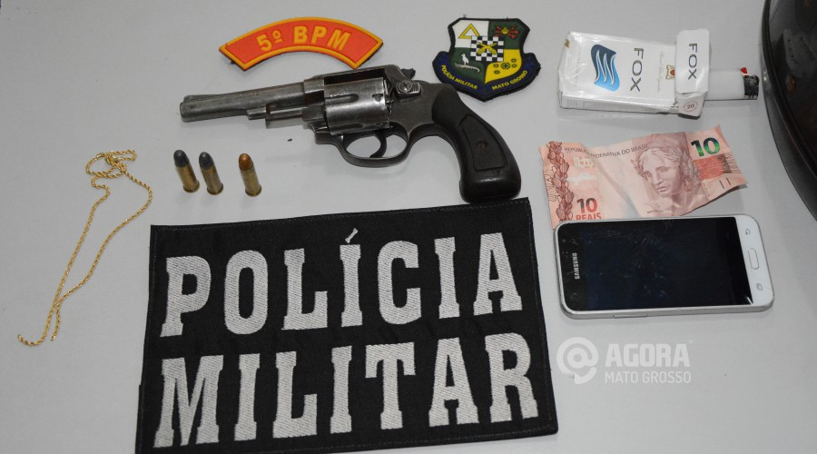 Arma dinheiro corrente apreendido com o suspeitoJoão Marcos Nunes da Silva - Foto: Varlei Cordova/AGORAMT