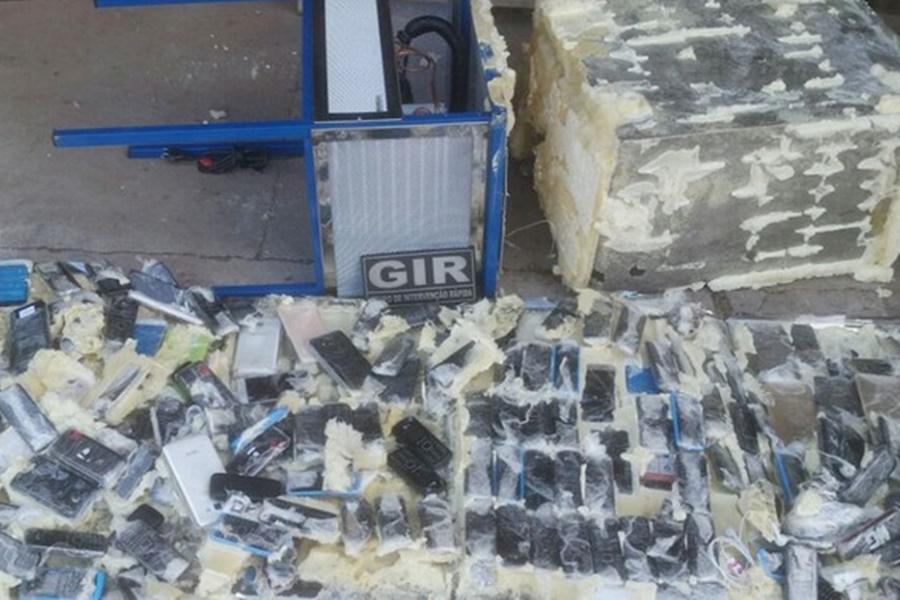 Imagem: Bebedouro com 181 celulares é deixado em penitenciária de Cuiabá.