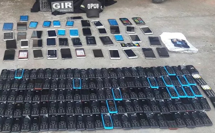 Imagem: Bebedouro com 181 celulares é deixado em penitenciária de Cuiabá