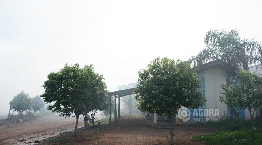 Casas cobertas pela fumaça no Jardim Ebenezer - Foto: Varlei Cordova/AGORAMT