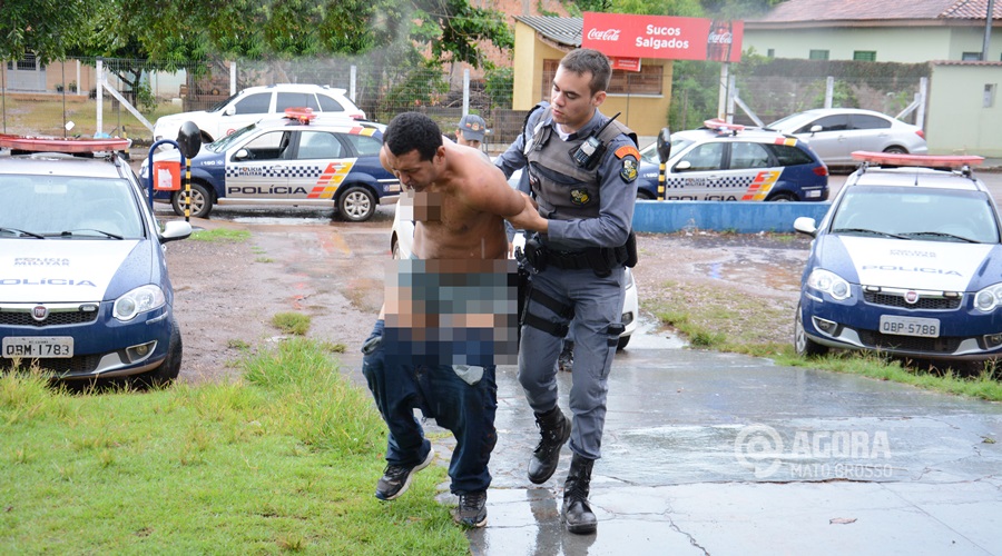 Chegada da polícia com o suspeito na 1º delegacia - Foto : Messias Filho / AGORA MT