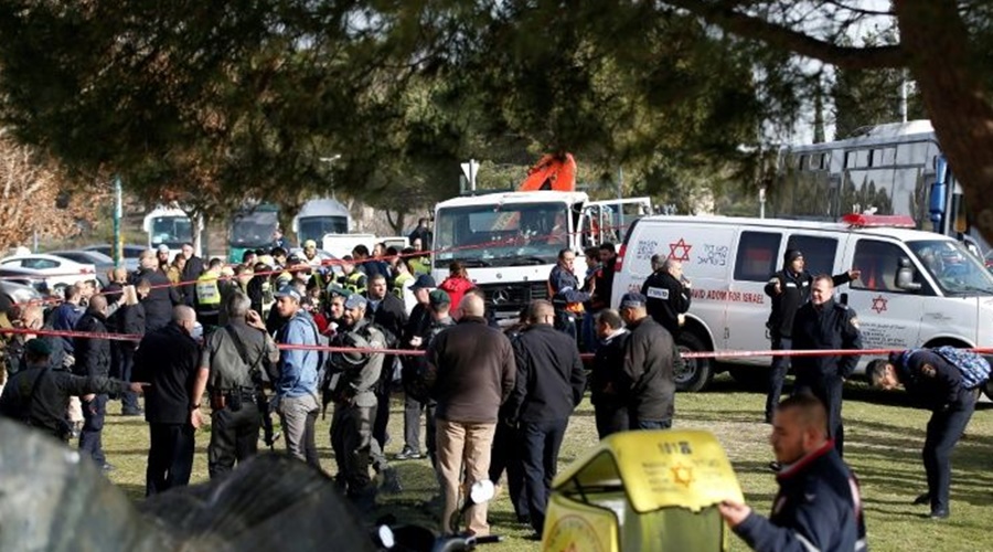 Imagem: Forças de segurança israelenses e equipes de emergência se reuniram no local do ataque
