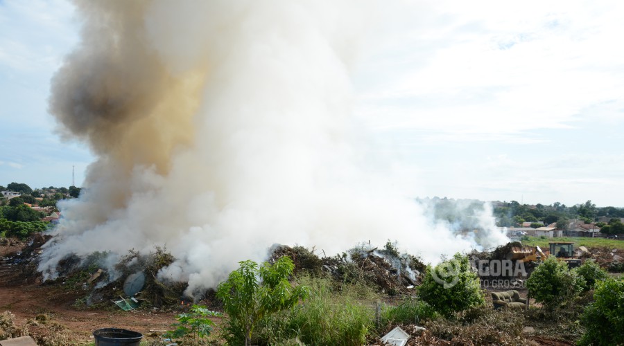 Imagem: Incendio no ecoponto no Jardim Ebenezer em Rondonópolis 