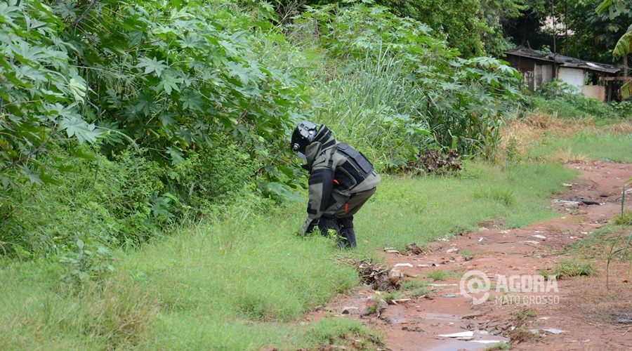 Policial preparando para detonar as espoletas do artefato - Foto : Messias Filho / AGORA MT