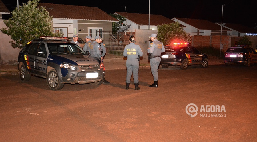 Polícia Militar fazendo o isolamento do local do crime - Filho / AGORA MT