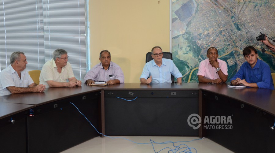 Prefeito José Carlos entrega aos vereadores proposta de aumento do PCCS - Foto: Varlei Cordova/AGORAMT