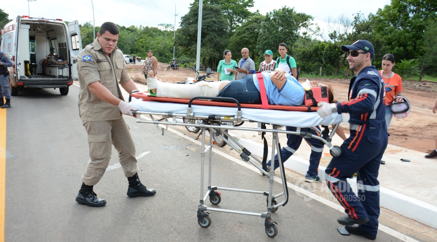 Samu atendendo a vitima de acidente envolvendo duas motocicletas na Av Beira Rio em Rondonopolis- Foto: Varlei Cordova/AGORAMT