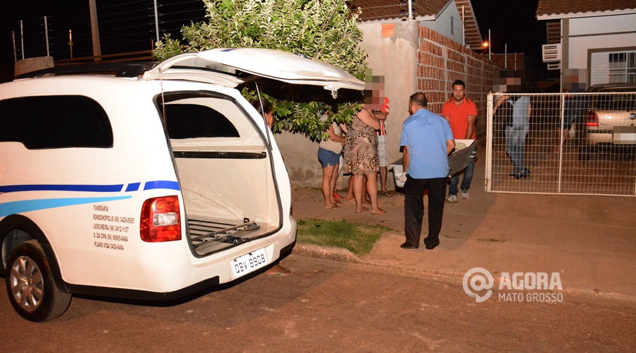 Vítima de homicídio sendo retirada do local do fato - Foto : Messias Filho / AGORA MT