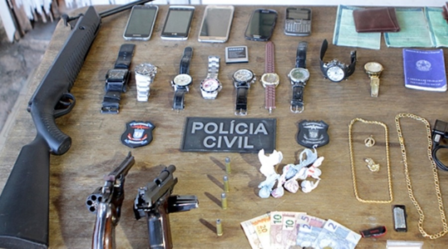Imagem: objetos apreendidos com acusados de assalto a banco
