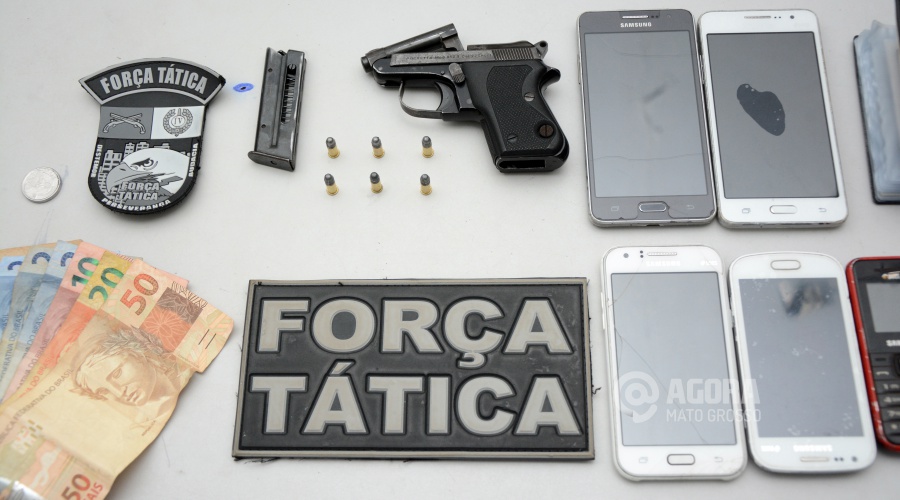 Arma celulares dinheiro apreendidos com os suspeitos em veiculos - Foto: Varlei Cordova/AGORAMT