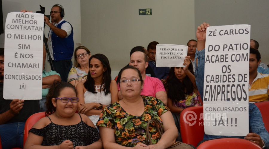 Manifestantes cobram posisão do prefeito na Cânara Municipal - Foto : Messias Filho / AGORA MT