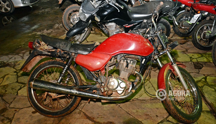 Moto roubada encontrada na casa de um dos suspeitos - Foto : Messias Filho / AGORA MT