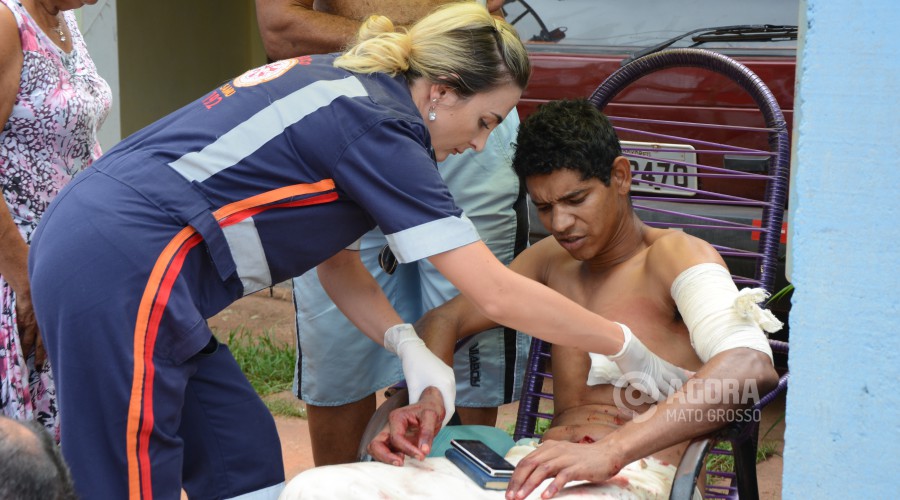 Imagem: Médica do samu atendendo vitima de tentativa de homicido no bairro Cidade Salmem II 
