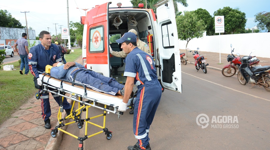 Profissionais do SAMU prestando os primeiros socorros a vítima - Foto : Messias Filho / AGORA MT