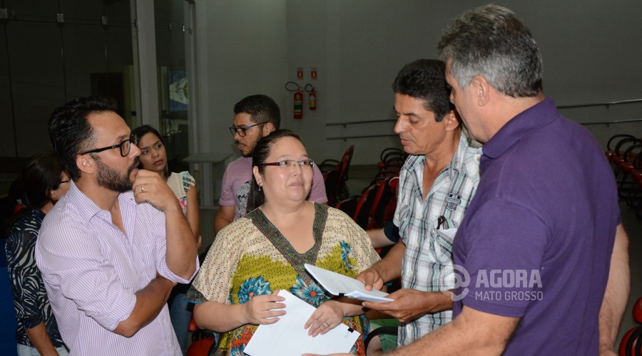Reunião na Câmara Municipal com vereadores e concursados - Foto: Varlei Cordova/AGORAMT
