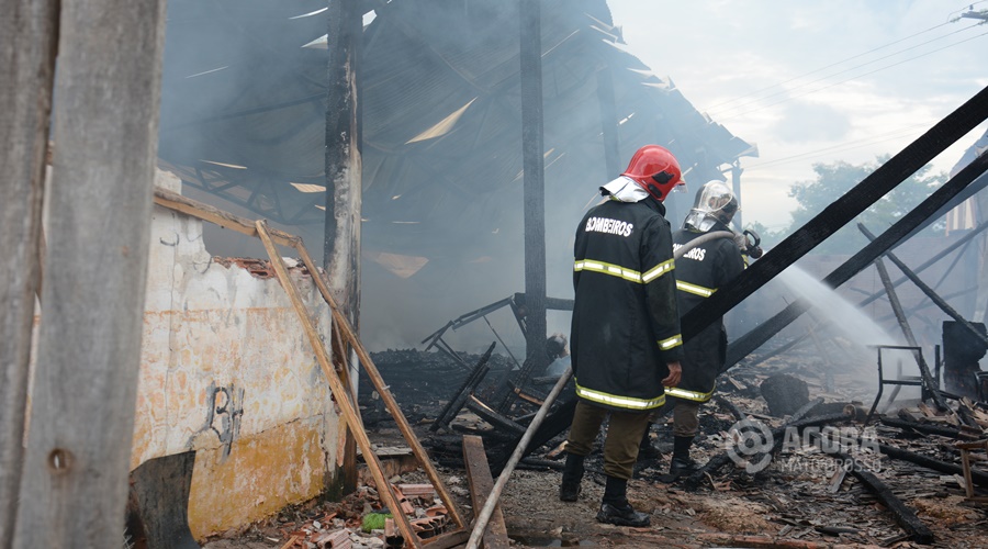 Bombeiros no combate ao incêndio - Foto : Messias Filho / AGORA MT
