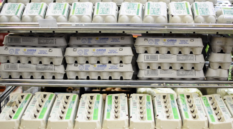 Cartelas de ovos em supermercado - Foto: Varlei Cordova / AGORA MT