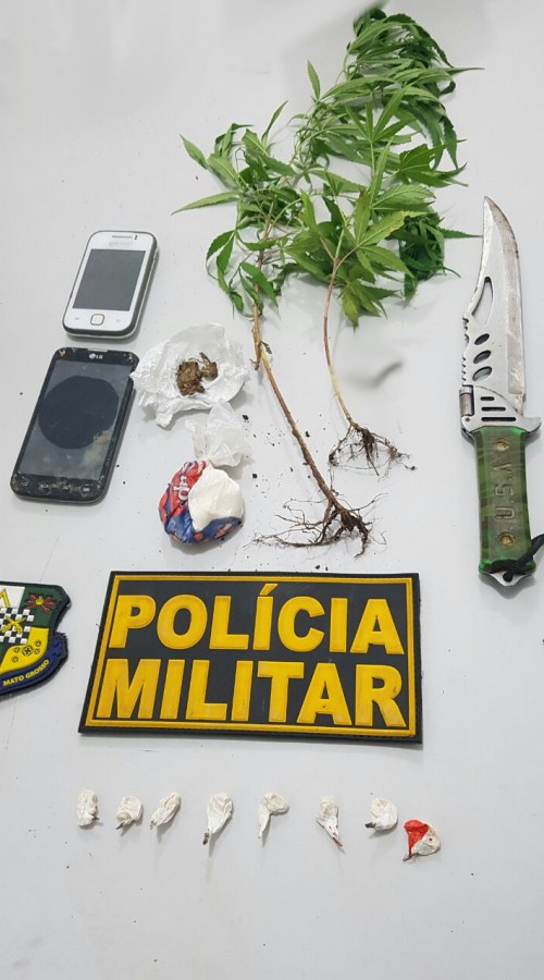 Maconha faca celulares encontrado com o suspeito - Foto: PMMT