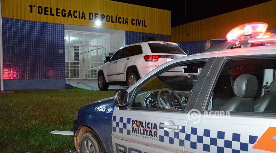 Momento que a polícia chegava com o veículo na 1º DP - Foto : Messias Filho / AGORA MT