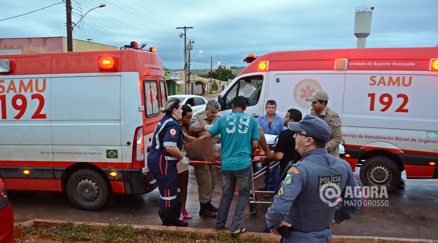 Passageira do veículo sendo socorrida - Foto : Messias Filho / AGORA MT