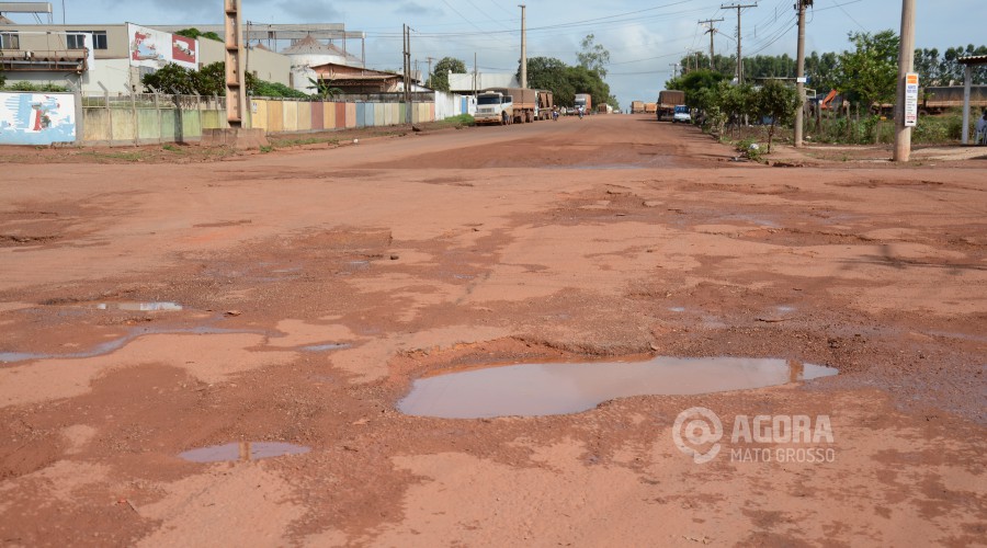 Ruas esburacadas no Distrito Industrial de Rondonópolis 01 - Foto: Varlei Cordova - AgoraMT