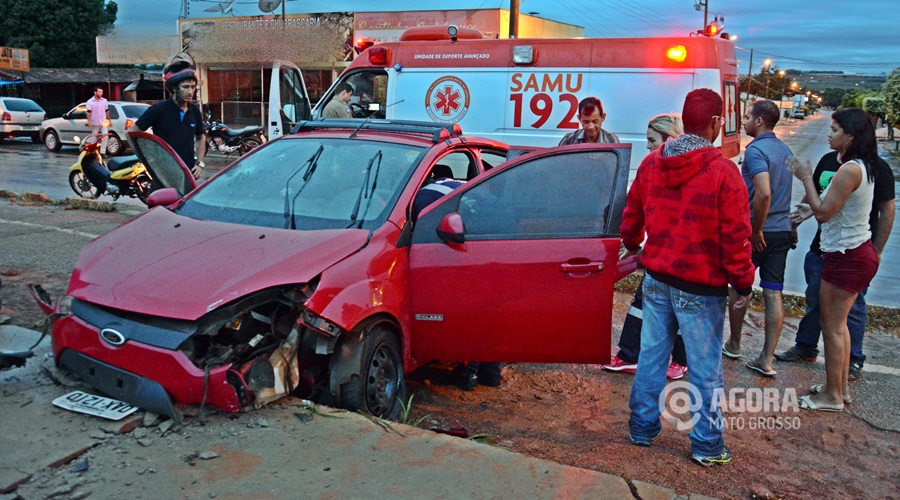 Veículo parado em cima do canteiro após motorista perder o controle - Foto : Messias Filho / AGORA MT
