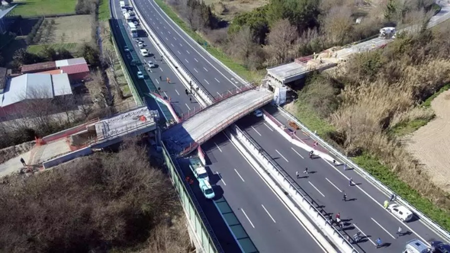 Imagem: ponte cai sobre carros