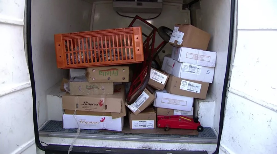 Imagem: van que transportava carne congelada é detida por assaltantes Foto: Reprodução/TV Globo