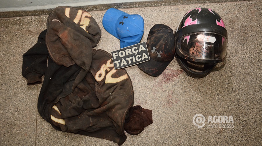 Roupa e capacete que os suspeitos usava - Foto : Messias Filho / AGORA MT