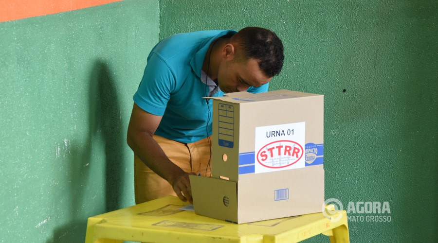 Filiados votando nas eleições para o novo presidente do STTRR - Foto: Varlei Cordova/AGORAMT