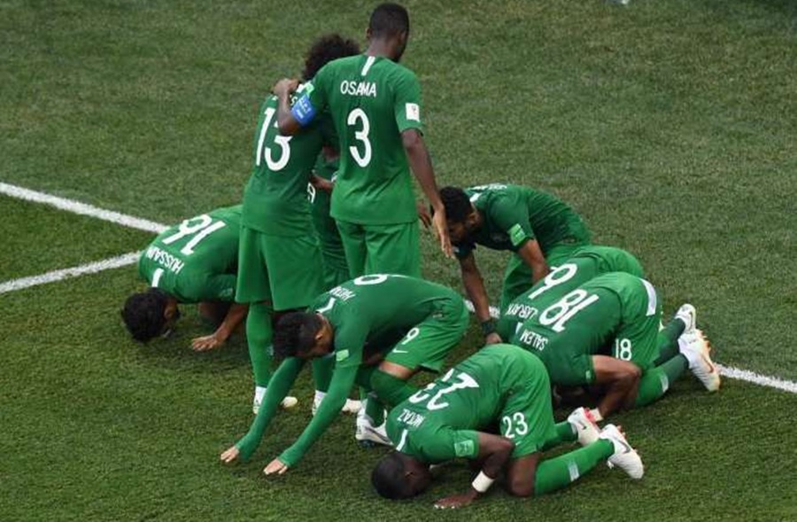 Jogadores da Arábia Saudita vibram com a vitória - Foto/AFP