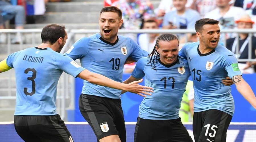 Jogadores do Uruguai comemoram vitória sobre a Rússia - AFP