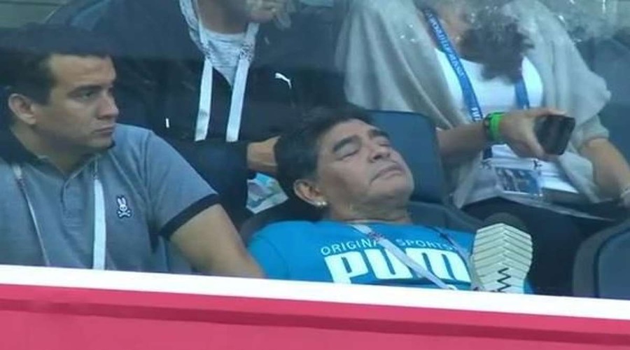 Maradona aparece dormindo durante jogo da Argentina -Foto/Reprodução