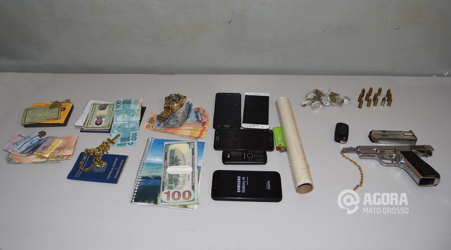 Arma,munições,dinheiro,droga e celulares apreendidos pela Polícia Militar - Foto: Messias Filho / AGORA MATO GROSSO