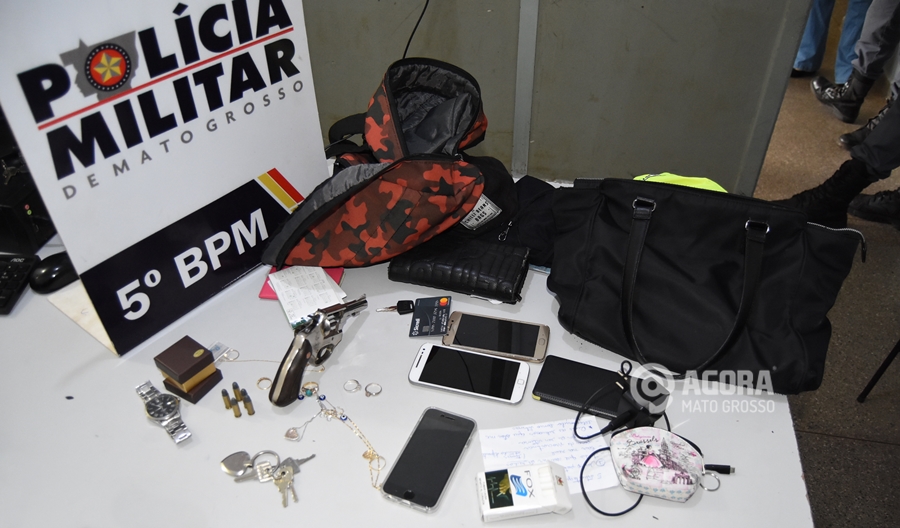 Pertences das vítimas e produtos da joalheria que os suspeitos tentaram roubar - Foto: Messias Filho / AGORA MATO GROSSO