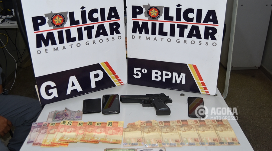 Simulacro de arma de fogo,dinheiro e celulares apreendidos pela Polícia Militar - Foto: Ricardo Costa / AGORA MATO GROSSO