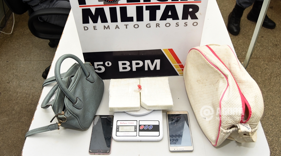 Droga,celulares e duas bolsas apreendidos pela Polícia Militar - Foto: Messias Filho / AGORA MATO GROSSO