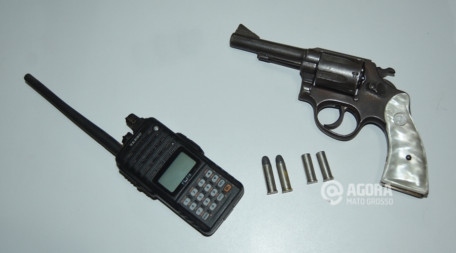 Revolver e rádio transmissor apreendidos pela Polícia Militar - Foto: Messias Filho / AGORA MATO GROSSO