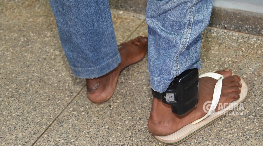 Tornozeleira na perna de um dos suspeitos de tráfico - Foto: Messias Filho / AGORA MATO GROSSO