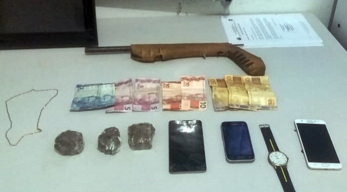 Imagem: Arma droga dinheiro e celular apreendido com o suspeito pela equipe da derf