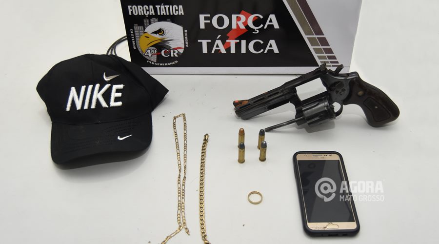 Arma ,munições celular e joias apreendidos pela Força Tática - Foto: Messias Filho / AGORA MATO GROSSO