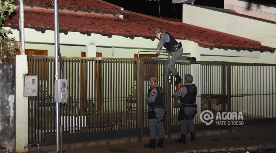 Policial entrando em residência a procura de suspeitos - Foto: Messias Filho / AGORA MATO GROSSO