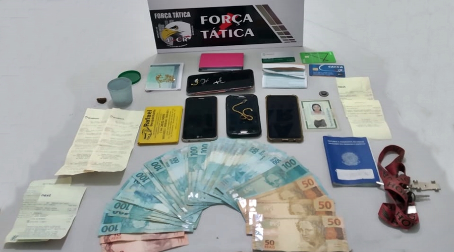 Dinheiro,celulares e documentos apreendidos pela polícia - Foto: PM - MT
