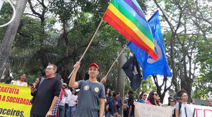 Imagem: Manifestantes com bandeiras
