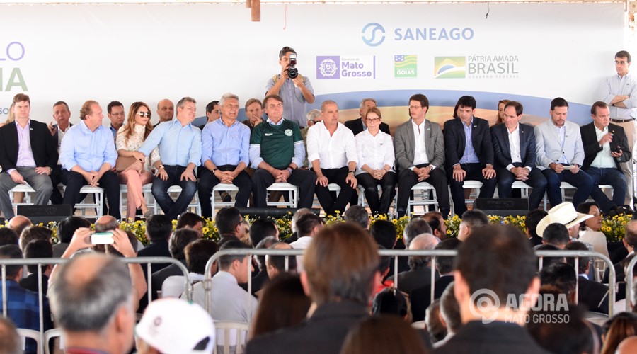 Imagem: presidente Jair Bolsonaro com autoridades presentes em Aragarças GO