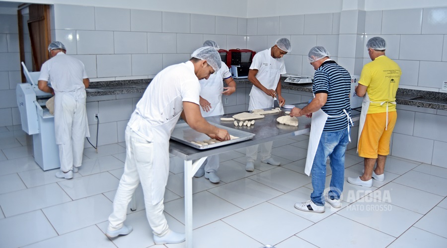 Imagem: Reiducandos na fabricação de pão