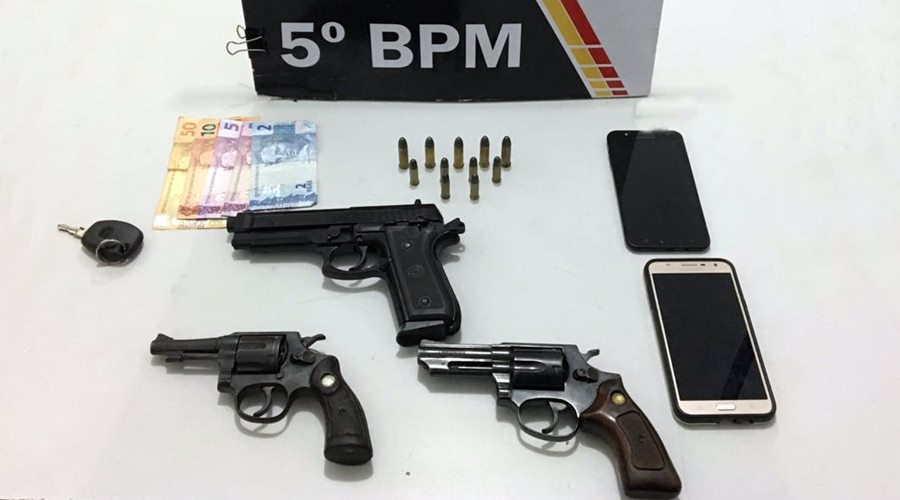 Imagem: Arma dinheiro e celular apreenido com os suspeitos do roubo a residência